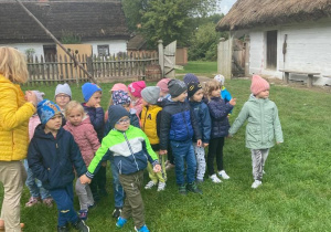 Dzieci na wycieczce w Kłóbce.